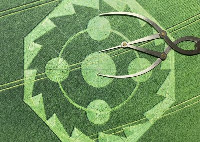 Hippenscombe 2022 | Photo Hampshire Flyer | Geometry by Karen Alexander | Phi places the tuft of woven wheat in the centre circle